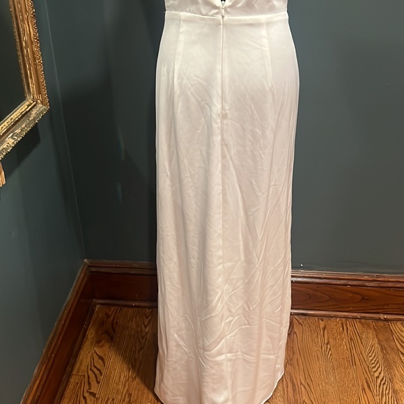 Stunning Lulu’s satin white dress size medium - Picture 9 of 11